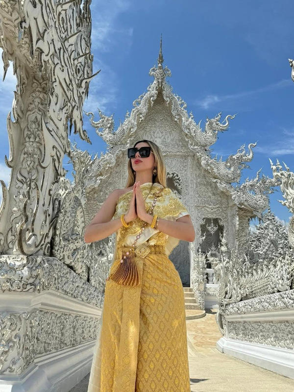 A arquitetura branca impecável de Wat Rong Khun proporciona aos visitantes uma experiência visual e espiritual única.
