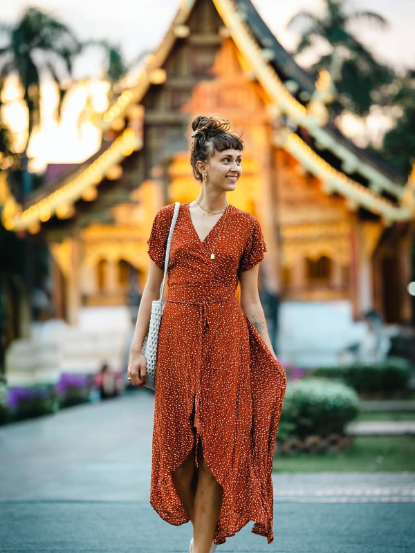 No Wat Phra Singh Woramahawihan, além de contemplar a famosa estátua de Buda, você pode explorar o sereno jardim, um refúgio de paz para a alma.