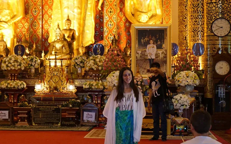 O salão principal do Wat Chedi Luang recebe os visitantes com beleza sagrada e profundidade espiritual.