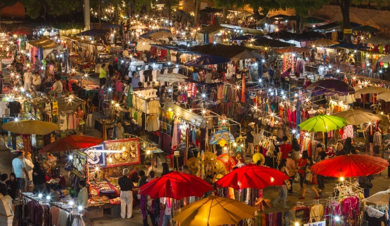 O movimentado Mercado da Noite de Sábado oferece uma mistura vibrante de comida, artesanato e música.