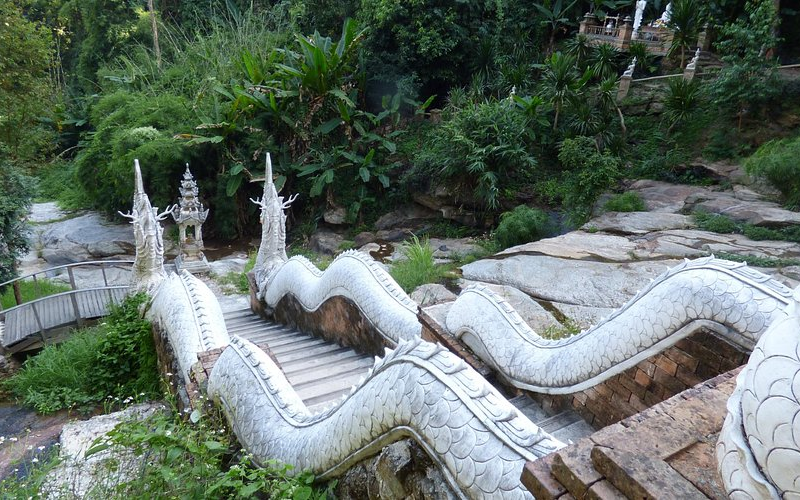 Subir as escadas de Wat Pha Lat proporciona uma experiência revigorante e única, permitindo que os visitantes apreciem gradualmente a beleza do templo em meio à natureza exuberante.