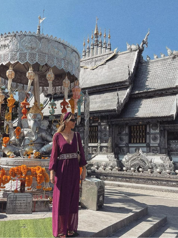 Wat Sri Suphan, inteiramente confeccionado em prata pura, exibe uma magnificência e esplendor únicos, destacando-se como uma verdadeira joia arquitetônica.