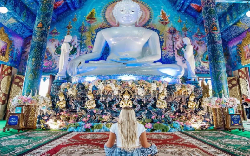 Sinta a energia serena do templo ao praticar meditação e oração diante do majestoso Buda Branco.