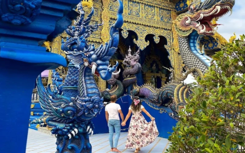 Wat Rong Suea Ten encanta com tons de azul vibrantes e detalhes dourados hipnotizantes.
