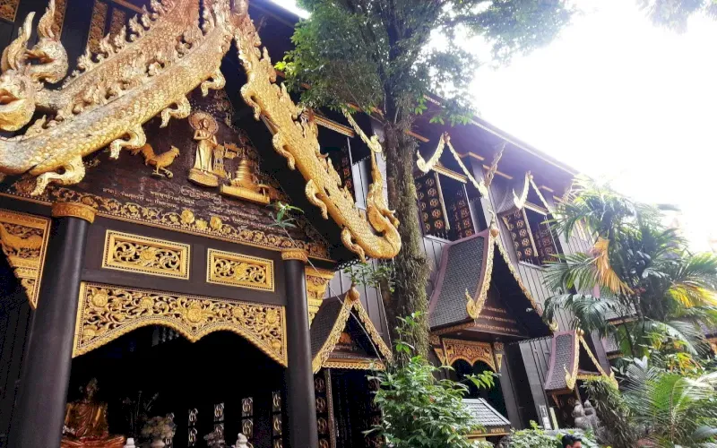 A arquitetura de Wat Phra Kaew mostra designs Lanna intricados