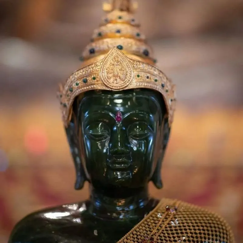 Estátua de Phra Kaew Buddha no templo de Wat Phra Kaew