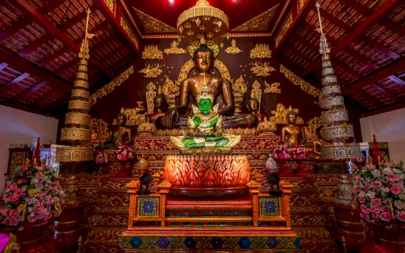 A réplica do Buda de Esmeralda simboliza a espiritualidade tailandesa