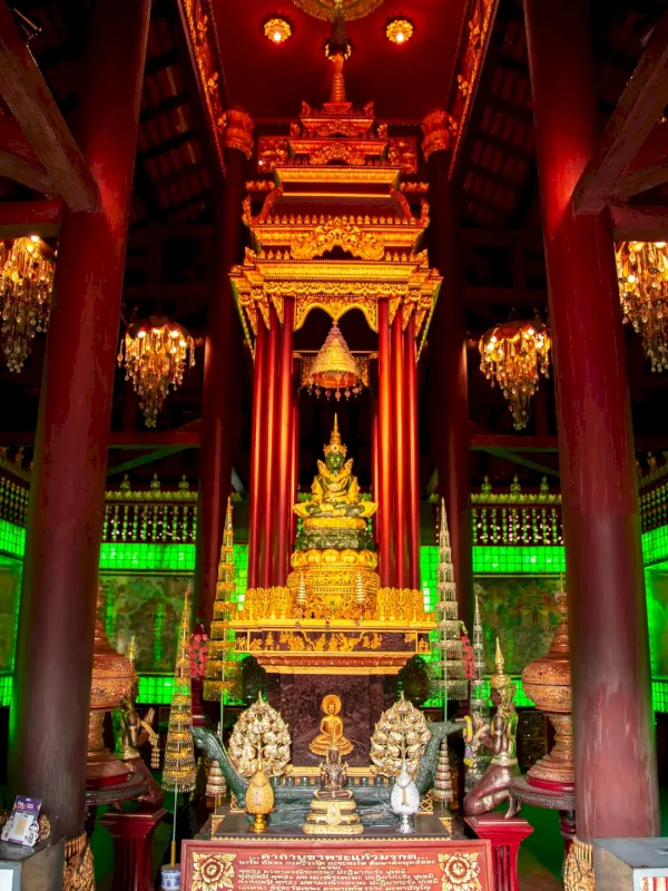 Este templo possui grande significado cultural e religioso no budismo tailandês