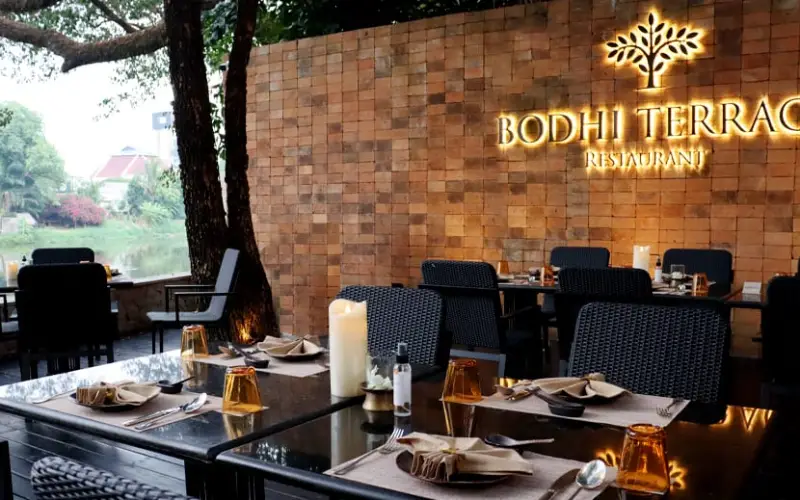 Bodhi Terrace é um elegante restaurante à beira do rio em Chiang Mai