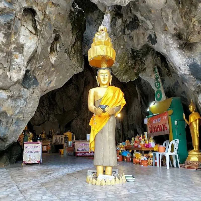 A caverna Wat Tham Phra Buddha tem uma grande estátua