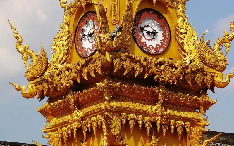 Detalhes do artesanato da icônica Torre do Relógio de Chiang Rai
