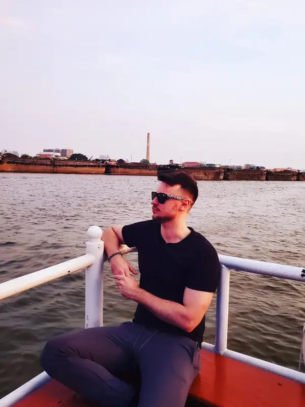 Durante os passeios de barco, os visitantes relaxam e se conectam com a tranquilidade da paisagem natural