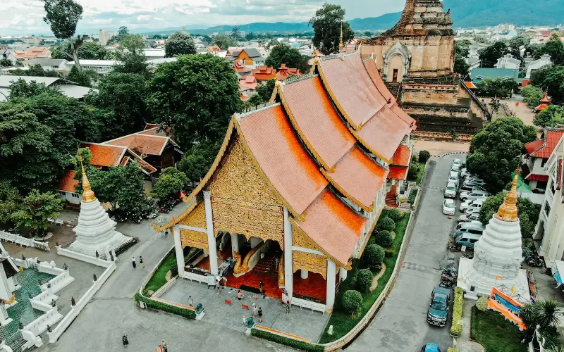 A Cidade Velha é uma mistura de marcos históricos e entretenimento vibrante.