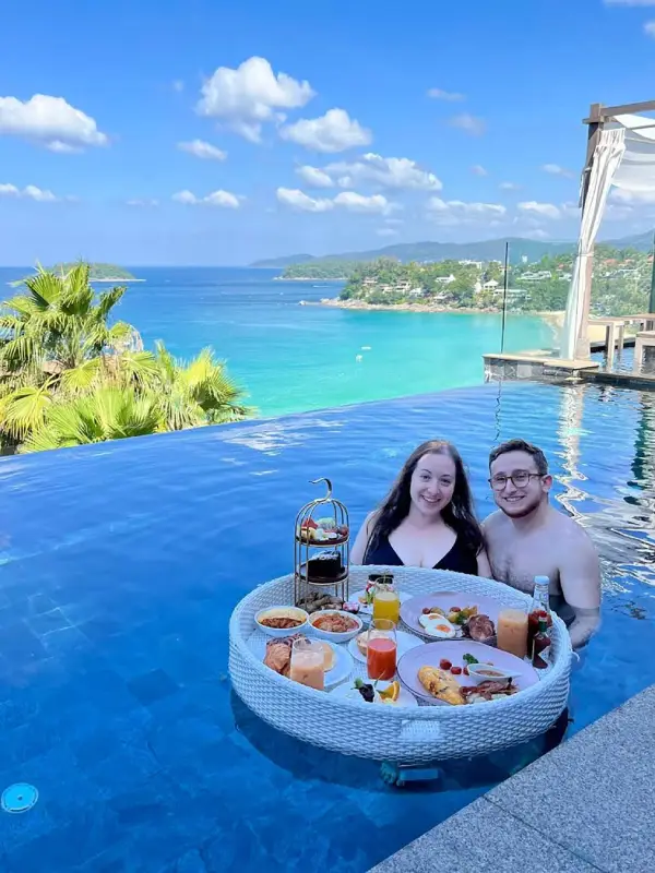 Café da manhã na piscina: experiência encantadora no 99 The Heritage Hotel.