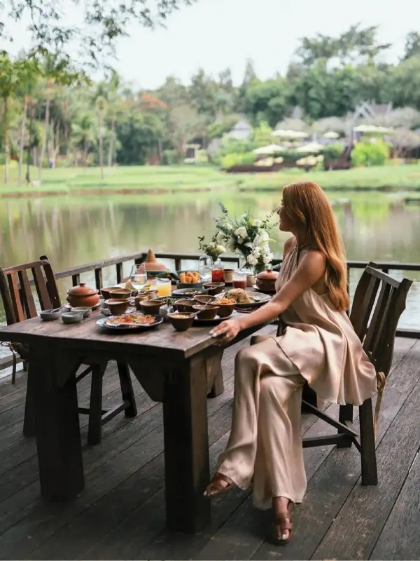 Jantar à beira do rio é uma experiência única, que permite capturar fotos luxuosas e exclusivas.