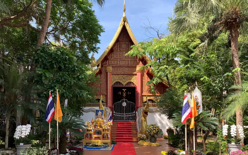 Os terrenos do templo cobrem uma área espaçosa com estruturas bem preservadas