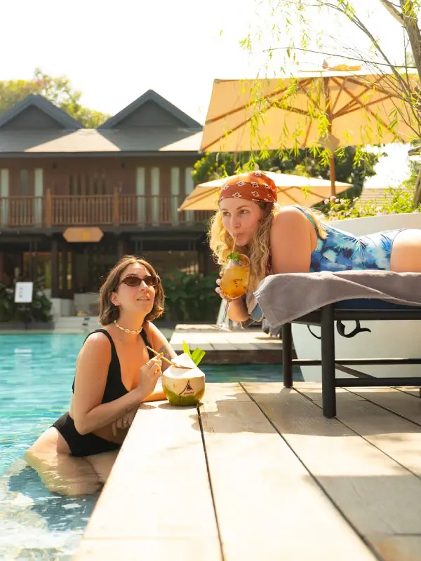 Refresque-se na piscina e aproveite uma bebida sob o sol para relaxar.