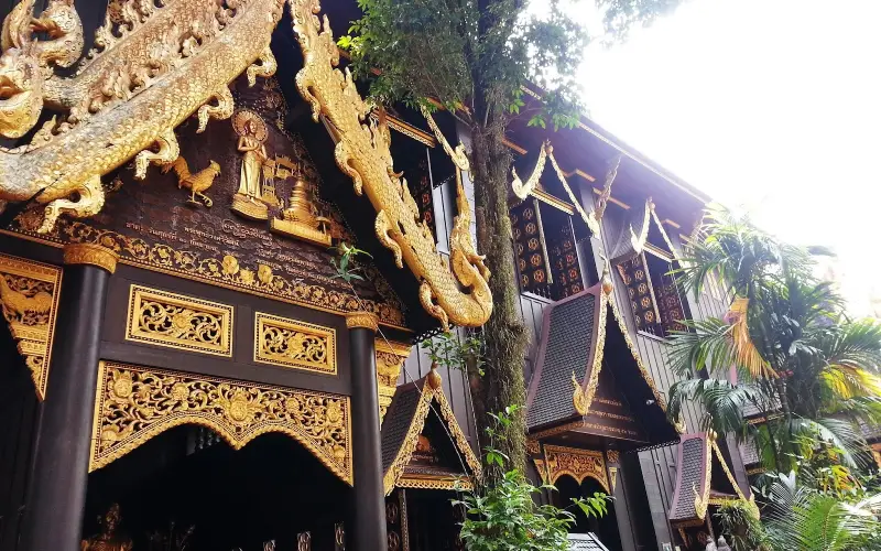 A arquitetura de Wat Phra Kaew mostra designs Lanna intricados