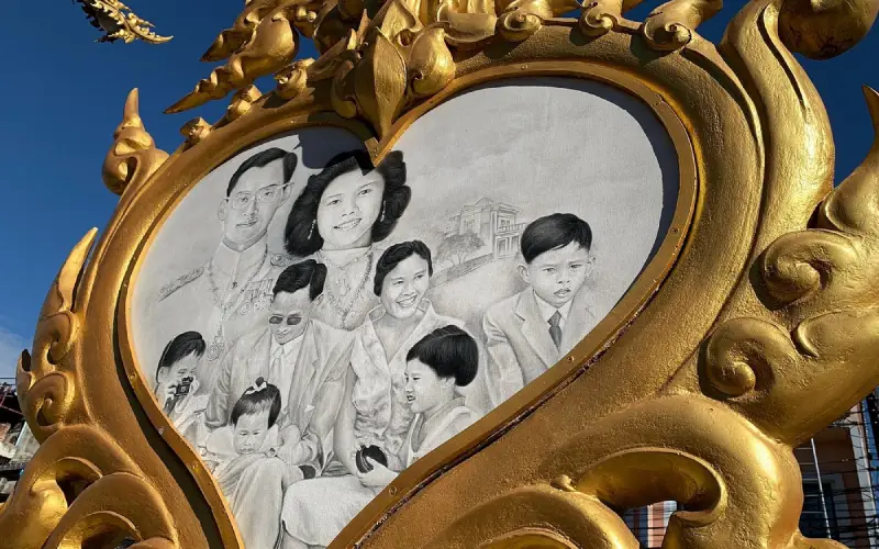 A Torre do Relógio homenageia o Rei Bhumibol Adulyadej