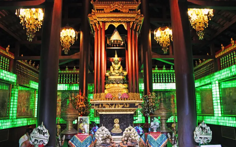 Este templo possui grande significado cultural e religioso no budismo tailandês