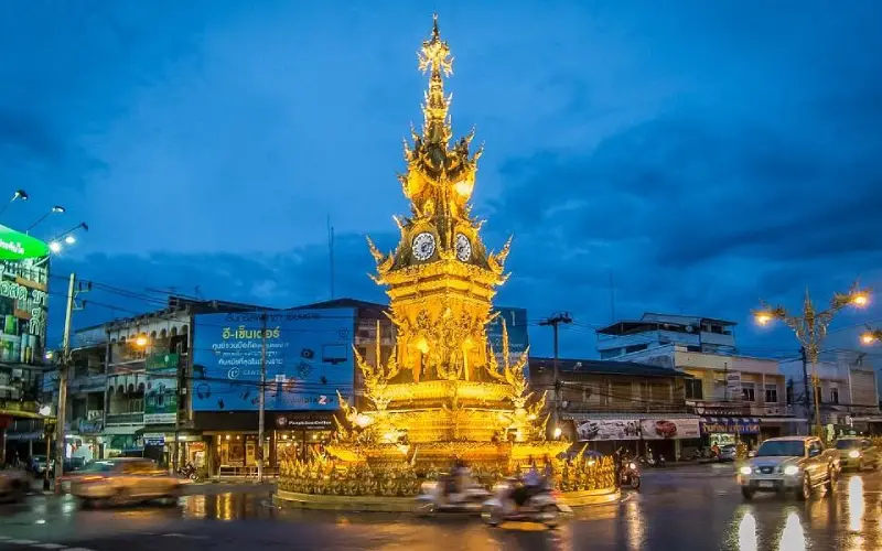 A torre combina elementos artísticos tailandeses