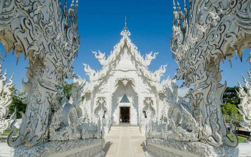 Além da Torre, visite o Templo Branco e outros ícones culturais de Chiang Rai