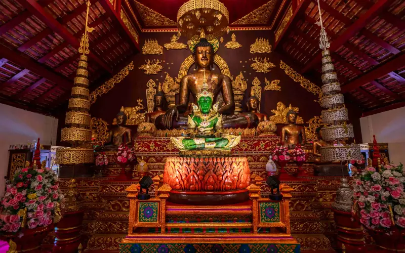 A réplica do Buda de Esmeralda simboliza a espiritualidade tailandesa