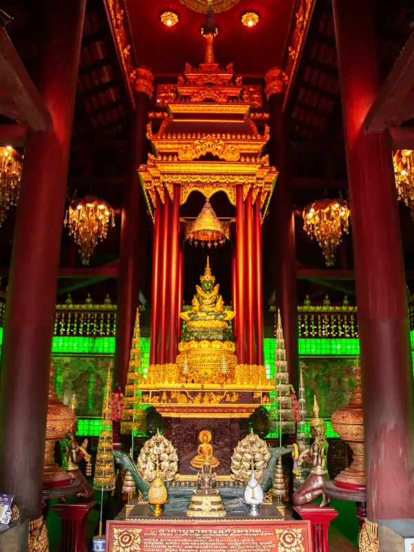 A Torre Phra Yok protege a réplica da famosa estátua do Buda de Esmeralda