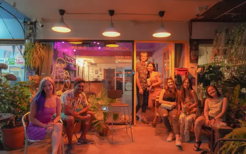 Hostels são econômicos, mas oferecem menos comodidades, exigindo mais independência.