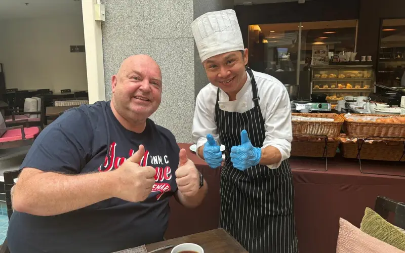 Café da manhã especial e momentos inesquecíveis com o chef do hotel.