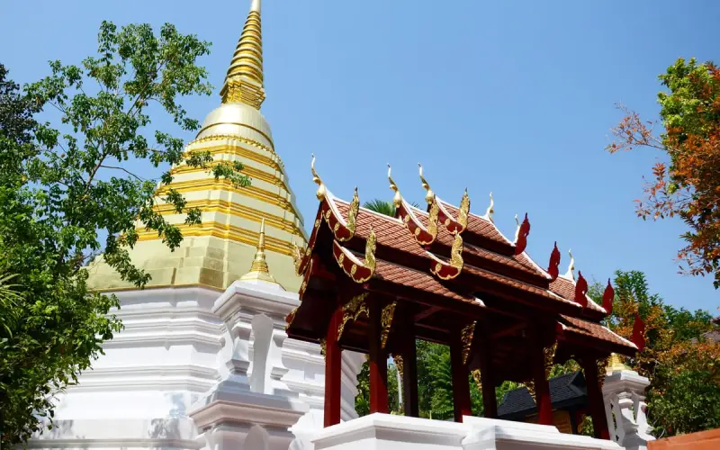 O antigo chedi continua sendo um marco histórico significativo dentro do templo