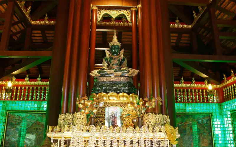 O Buda de Esmeralda é um dos ícones religiosos mais reverenciados da Tailândia