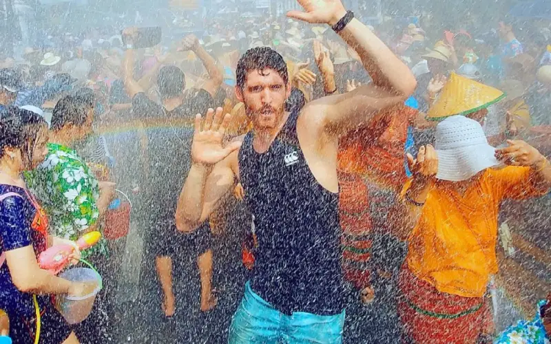 O Festival Songkran em Wat Phra Kaew celebra com água e rituais sagrados vibrantes