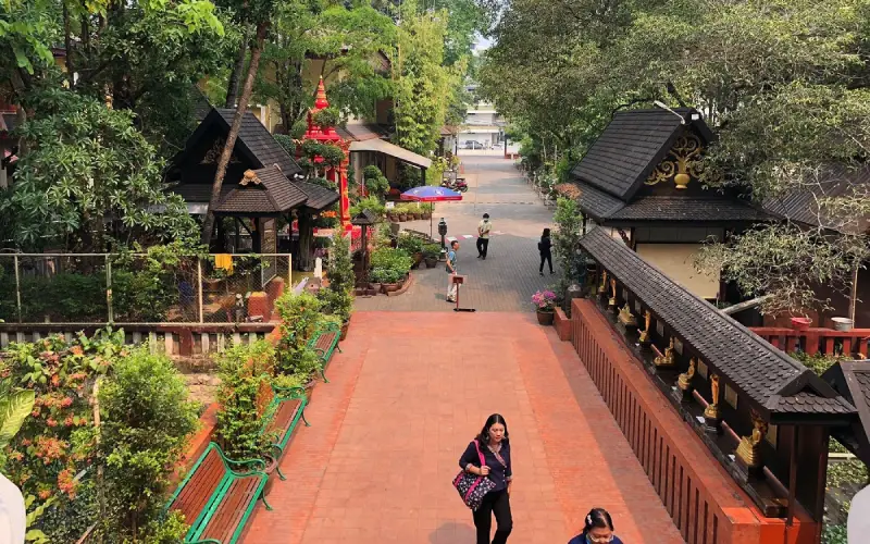 Os exploradores podem admirar a rica mistura de cultura e arquitetura do templo