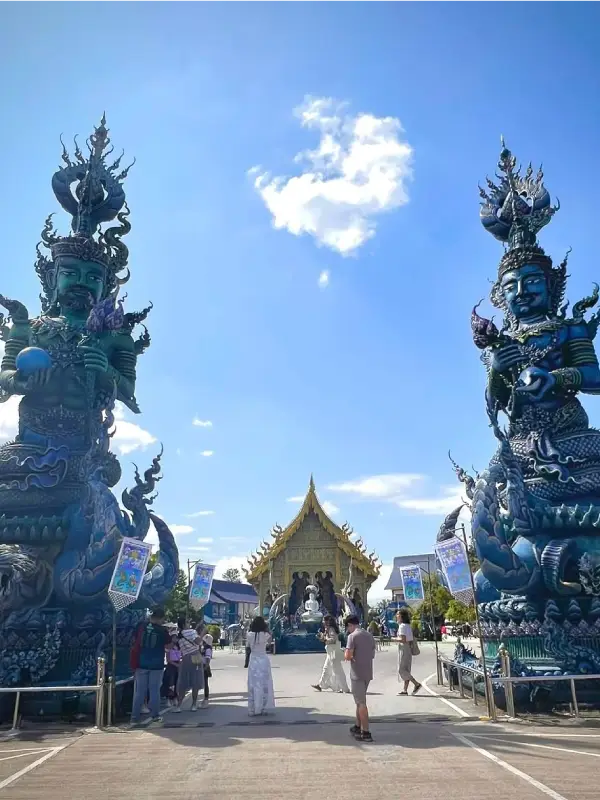 Cores vibrantes, detalhes intrincados e uma atmosfera mística tornam este templo único