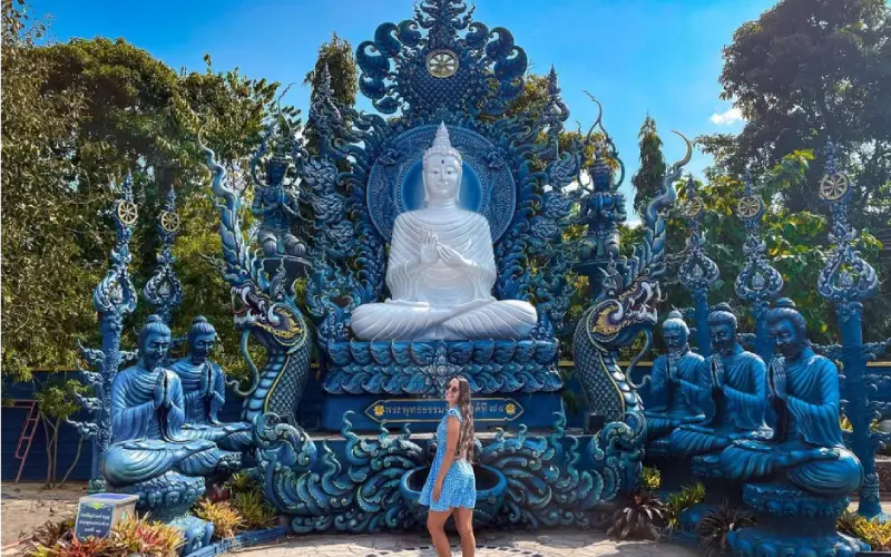 A grandiosa estátua do Buda Branco cercada por tons vibrantes de azul cria uma atmosfera de paz e reflexão