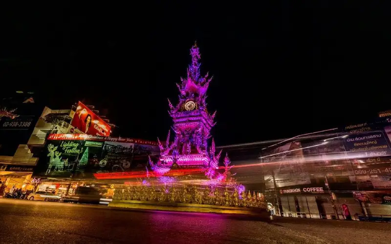 Fotografar à noite na Torre do Relógio de Chiang Rai