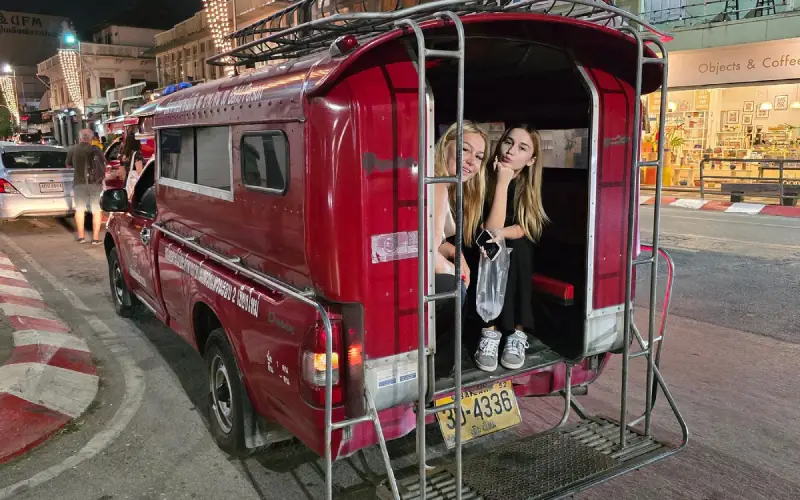 Você pode ir facilmente ao Night Bazaar por songthaews