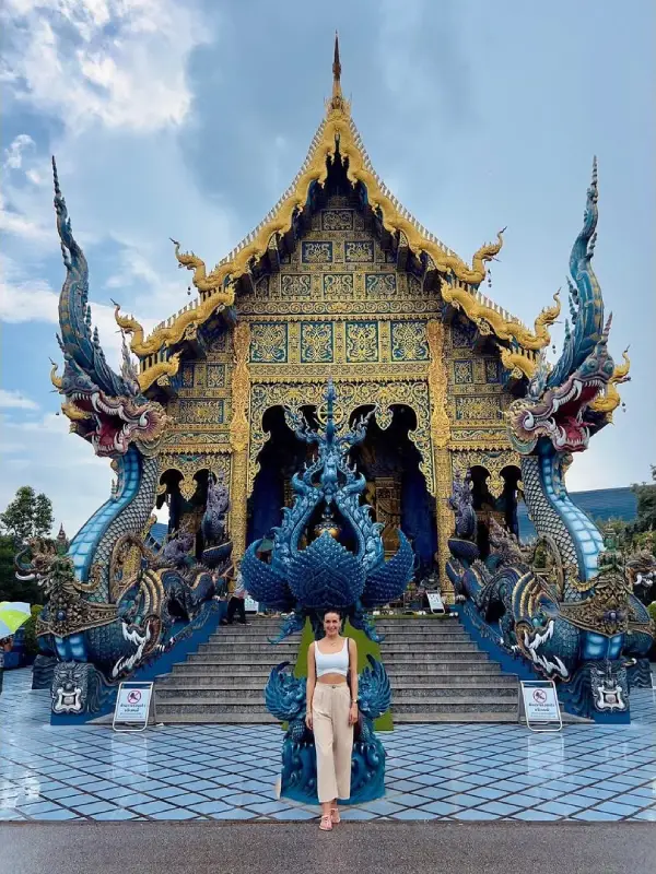As serpentes sagradas Naga guardam a entrada, simbolizando proteção e sabedoria