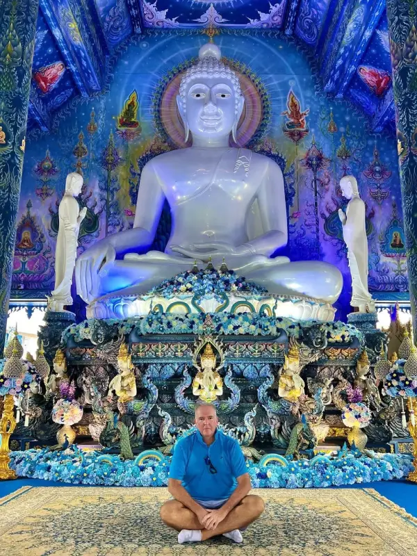 A enorme estátua branca do Buda transmite paz e iluminação aos visitantes