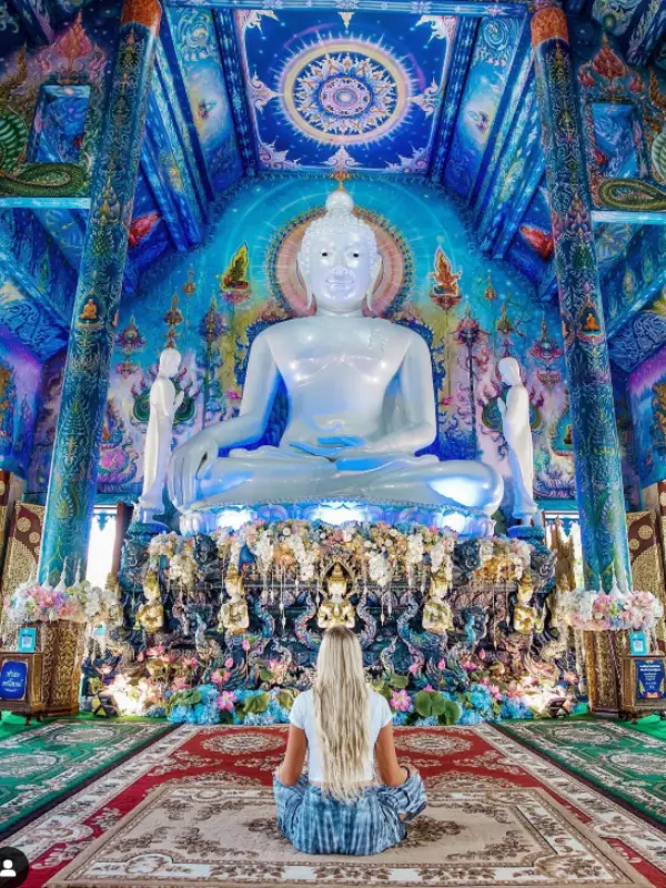 Sinta a energia serena do templo ao praticar meditação e oração diante do majestoso Buda Branco