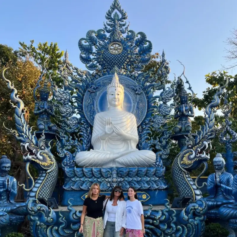 Caminhe pelo fascinante complexo do templo, admire as esculturas