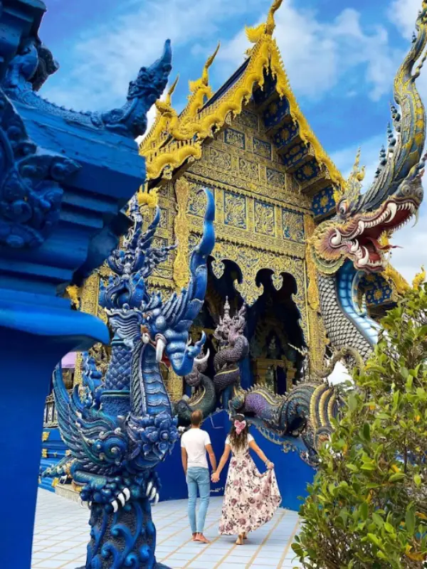 Wat Rong Suea Ten encanta com tons de azul vibrantes e detalhes dourados hipnotizantes