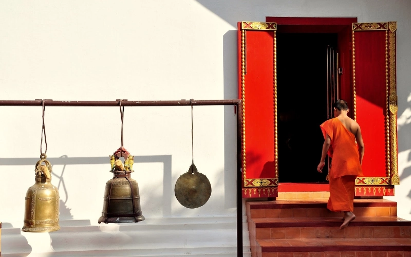 Um monge noviço em Wat Phra Kaew medita e segue ensinamentos budistas diariamente