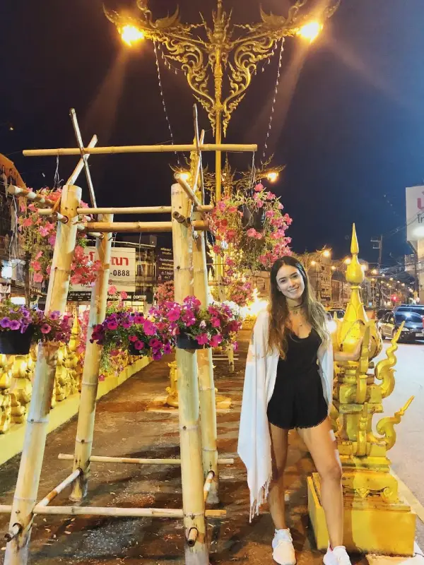 Visitantes registram momentos com os vasos suspensos e a arquitetura única da torre