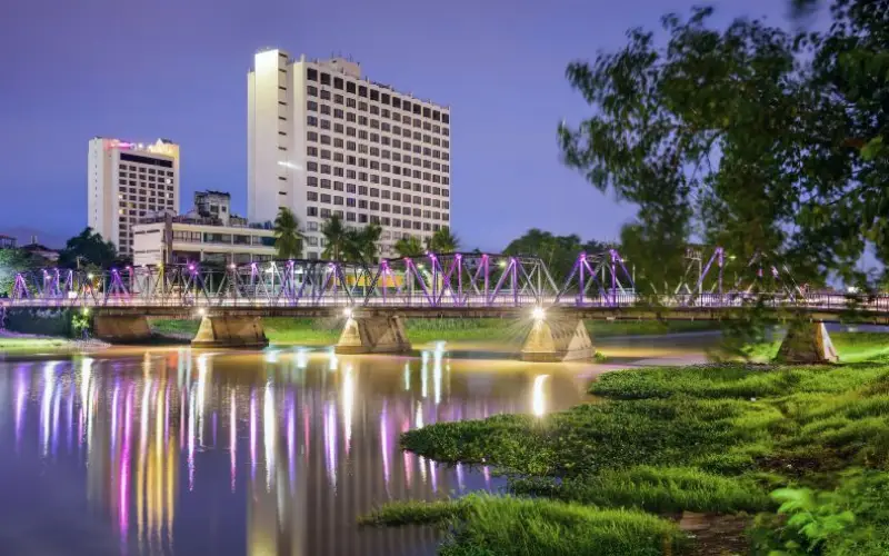 Riverside vista deslumbrante do rio Ping em um ambiente romântico
