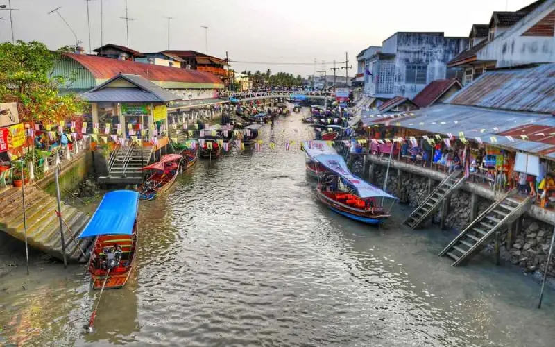 Mercados flutuantes são parte vital da vida, cultura e turismo da Tailândia