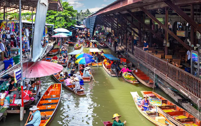 Uma vista panorâmica do Mercado Flutuante de Damnoen Saduak