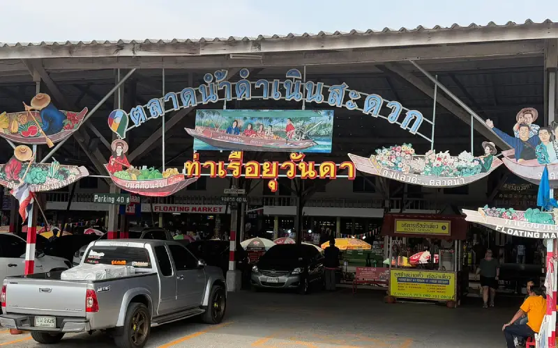 Várias opções de transporte estão disponíveis para chegar ao Mercado Flutuante de Damnoen Saduak