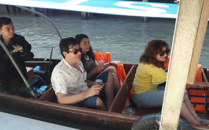 Visitantes aproveitam momentos relaxantes no barco